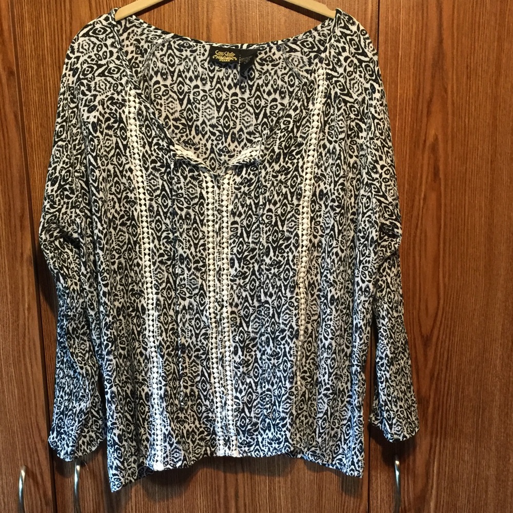 Sara Studio Woman navy and white blouse.  Size 1X